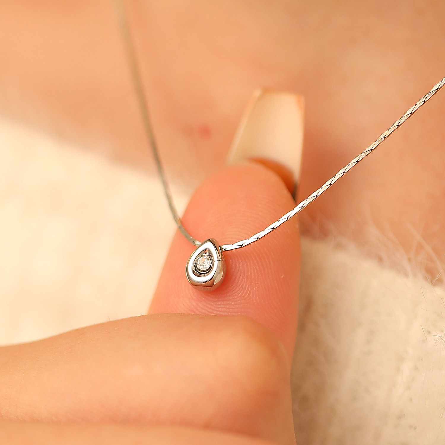 Collier simple et tendance ave - Pearl Trim Chain avis et prix
